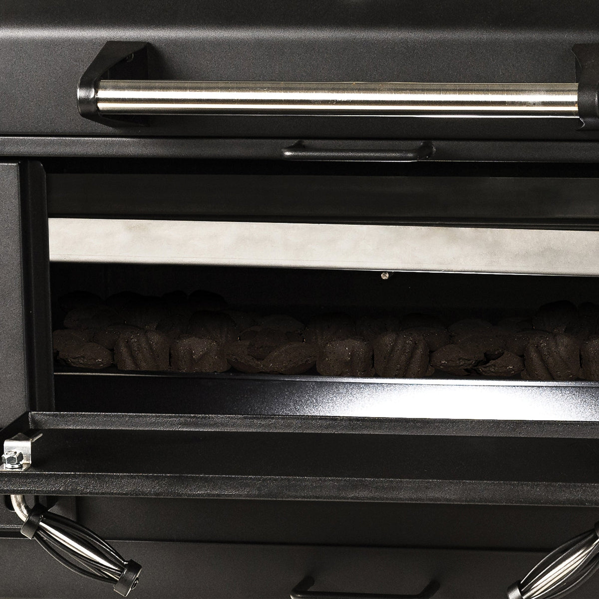Masterbuilt 36-inch Charcoal Grill — photo 4